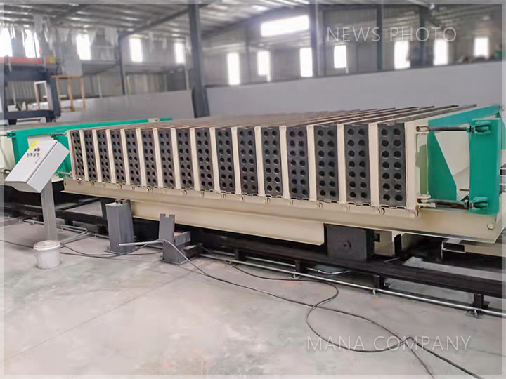 1636015673112509.jpg 成型主機01.jpg