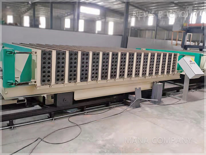 1636771571106026.jpg M03-24型墻板產線-成型主機.jpg